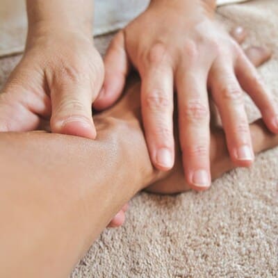 Massage de la main lors du rituel de massage pré natal